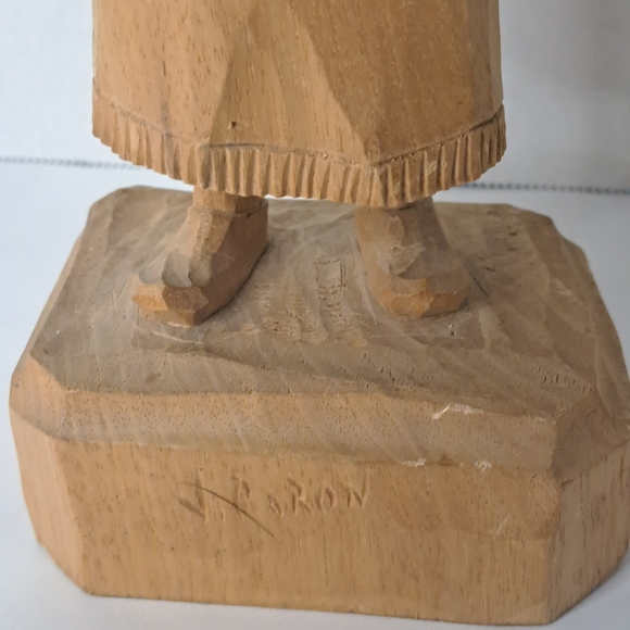 Vintage Caron Hand Carved Peasant Woman Figurine. - Picture 10 of 14